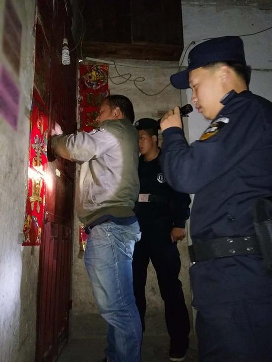 沧州粗心妈妈误将幼女锁家中 