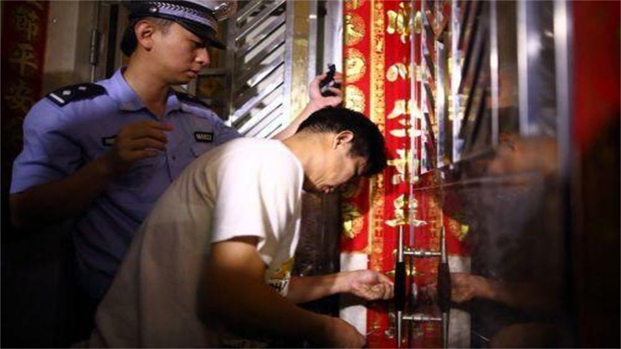 沧州请开锁师傅开了锁后，师傅